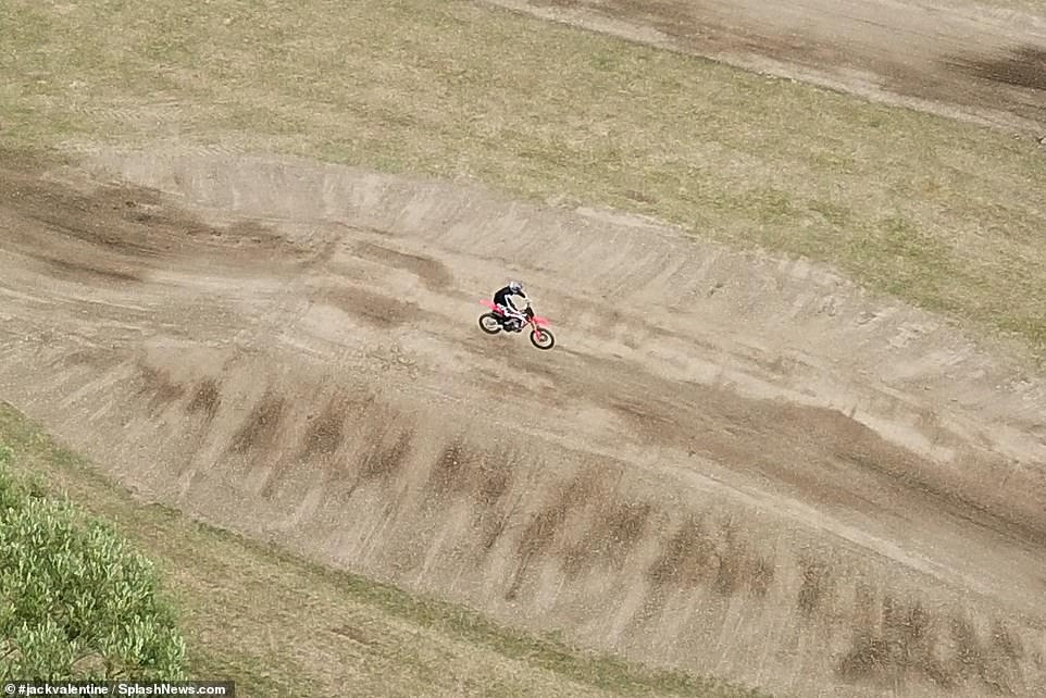 Tom Cruise Practises His Mission Impossible 7 Motocross And Helicopter Stunts In Oxfordshire Field Thedailyjaimi